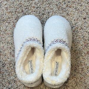 Shoe Dazzle White Fuzzy Platform Shoes